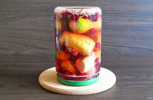 Огурцы с клюквой на зиму