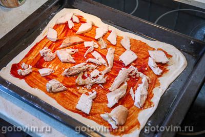 Пицца из готового теста с курицей и кабачками