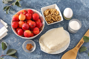 Слойки с яблоками и орехами