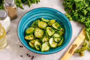 Салат с малосольными огурцами и помидорами