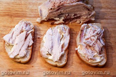 Горячие тосты с курицей, помидорами и сыром