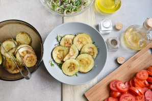 Салат из кабачков и помидоров Салат из кабачков и помидоров