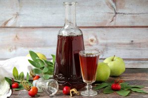 Настойка шиповника на спирту Настойка шиповника на спирту