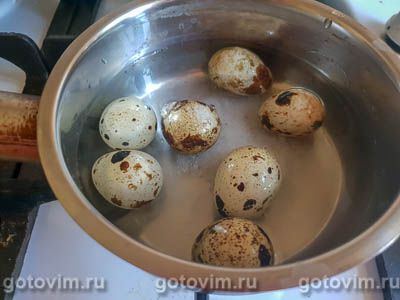 Салат из авокадо с помидорами, перепелиными яйцами с йогуртовой заправкой