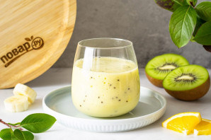 Смузи из банана, киви и апельсина Смузи из банана, киви и апельсина