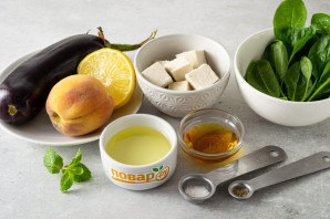 Салат из баклажанов, феты и персиков