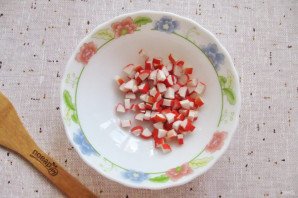 Салат "Лаура" с крабовыми палочками и яблоком Салат "Лаура" с крабовыми палочками и яблоком