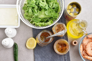 Салат с креветками и брынзой