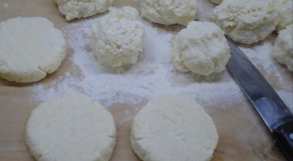 Творожники с ванильно-сливочным соусом, пошаговый рецепт с фото