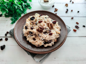 Овсяная каша с яблоком и изюмом