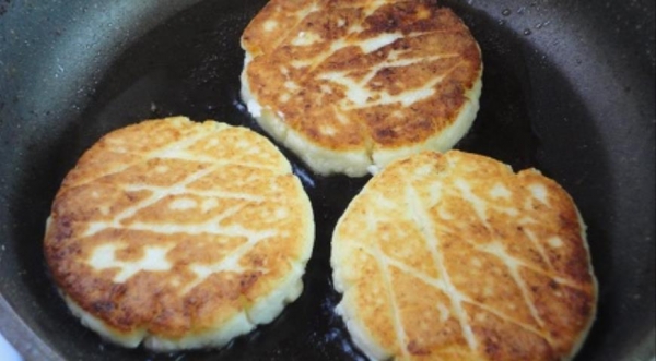 Творожники с ванильно-сливочным соусом, пошаговый рецепт с фото