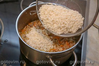 Рис с фаршем в кастрюле