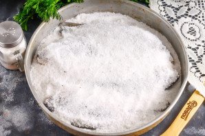 Карась запеченный в соли