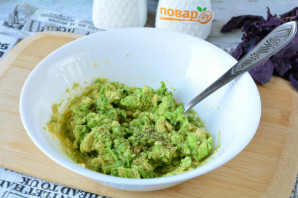 Брускетты с рыбой и авокадо Брускетты с рыбой и авокадо