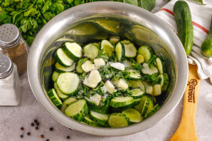 Салат с малосольными огурцами и помидорами