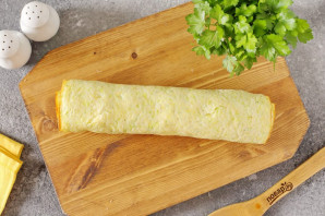 Рулет из кабачков с семгой и сыром