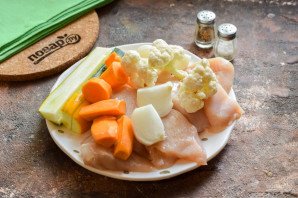 Куриные биточки с цукини и овощами