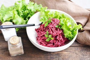 Салат со свежей свеклой