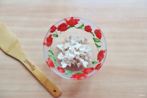 Салат с жареным яйцом и курицей