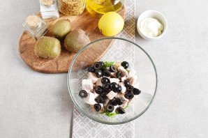 Салат с киви и курицей