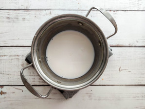 Овсяная каша с яблоком и изюмом