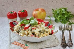 Салат "Лаура" с крабовыми палочками и яблоком Салат "Лаура" с крабовыми палочками и яблоком