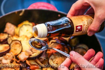 Рагу из свинины с жареными баклажанами и картофелем в соевом соусе