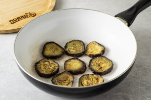 Салат из баклажанов, феты и персиков