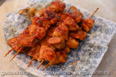 Куриные шашлычки на шпажках, жаренные в соевом соусе с паприкой