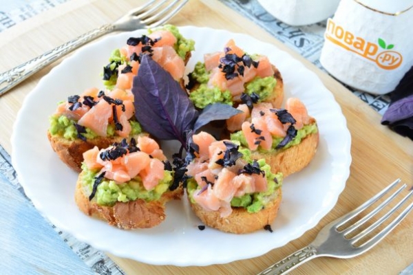 Брускетты с рыбой и авокадо Брускетты с рыбой и авокадо