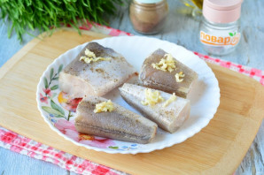 Рыба запеченная с чесноком в духовке