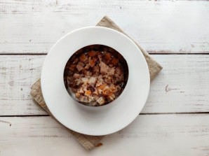 Слоеный салат с копченой рыбой