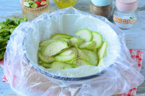 Быстрая засолка кабачков в пакете Быстрая засолка кабачков в пакете