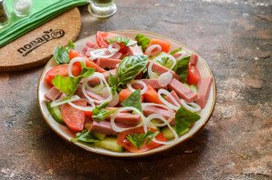 Салат с ветчиной, помидорами и базиликом