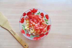 Салат с жареным яйцом и курицей