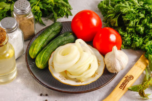 Салат с малосольными огурцами и помидорами