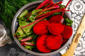 Маринованная свекла с ботвой