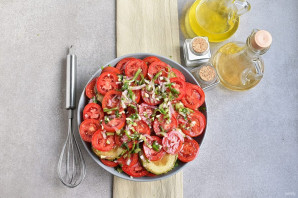 Салат из кабачков и помидоров Салат из кабачков и помидоров