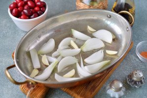 Курица с кизилом в духовке