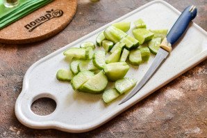 Салат с ветчиной, помидорами и базиликом