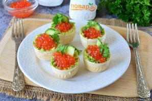 Тарталетки с икрой и авокадо
