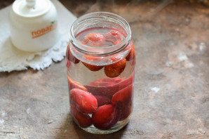 Компот из клубники и сливы на зиму