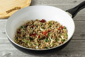 Киноа с вялеными томатами