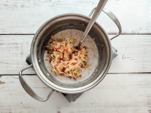 Овсяная каша с яблоком и изюмом