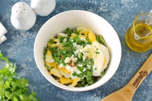 Салат с маринованными огурцами и яйцами Салат с маринованными огурцами и яйцами