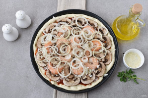 Пицца с креветками и грибами