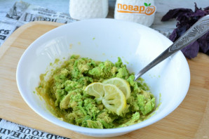 Брускетты с рыбой и авокадо Брускетты с рыбой и авокадо