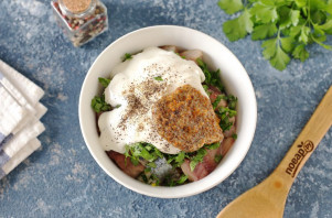 Салат с селедкой и маринованными огурцами