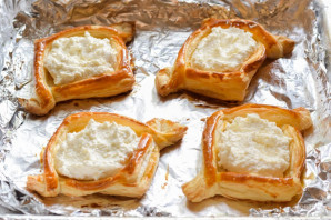 Слойки с творогом и персиками Слойки с творогом и персиками