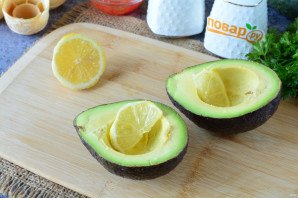 Тарталетки с икрой и авокадо